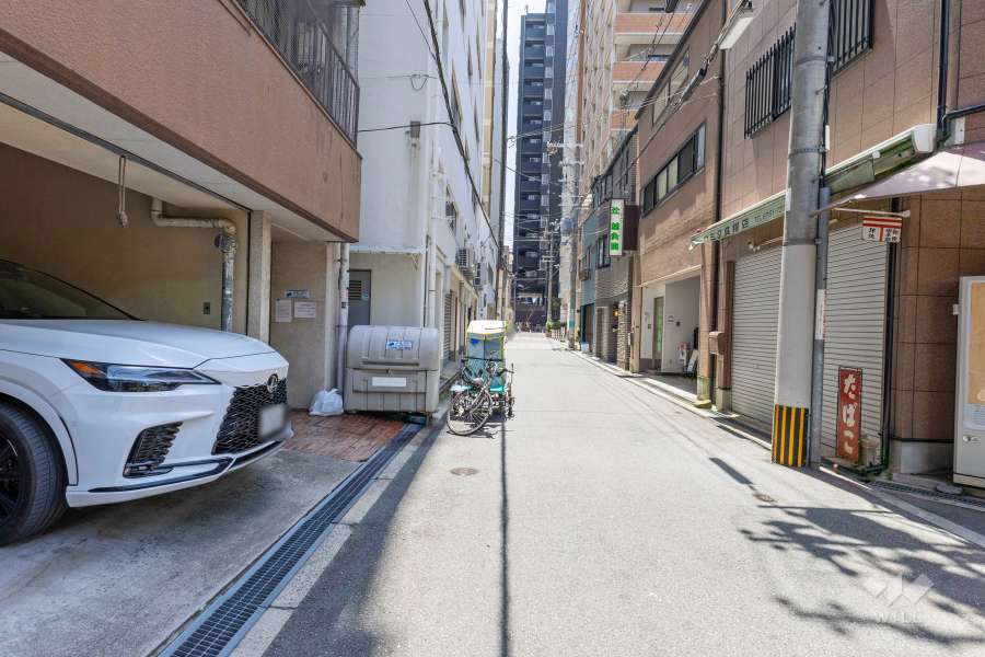 敷地西側の前面道路