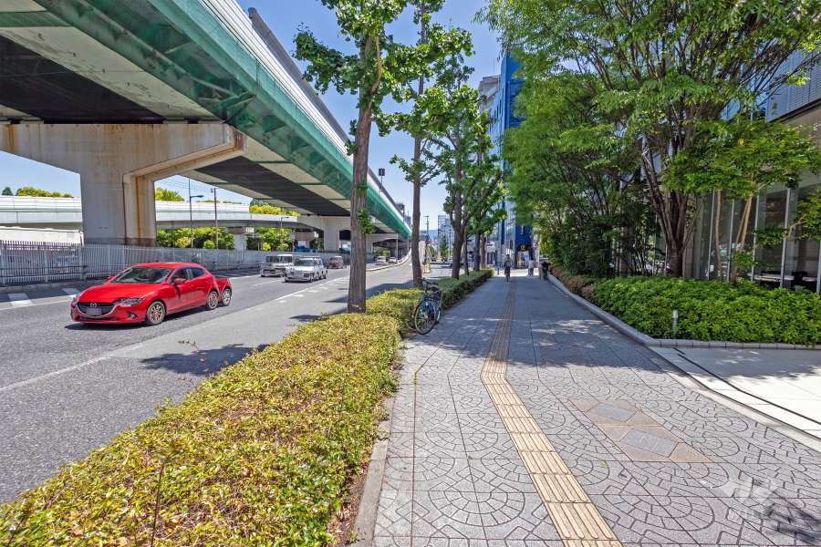 敷地北側前面道路は中央大通りです（西側から）