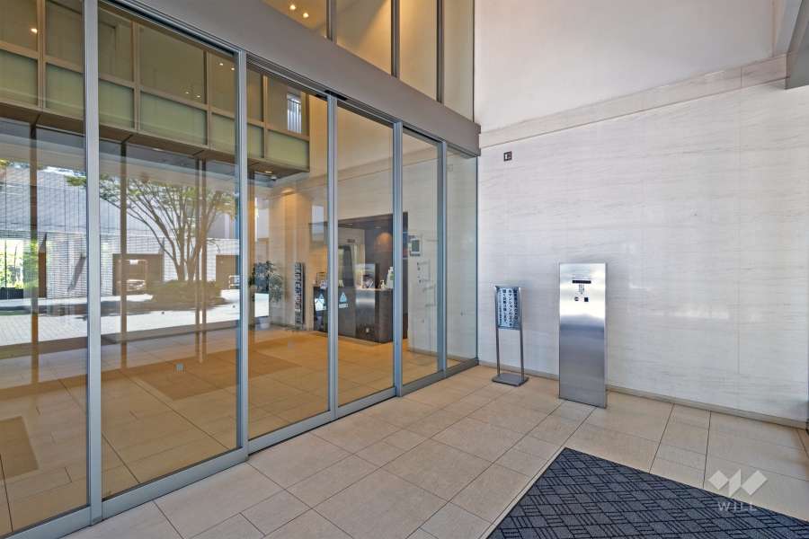 エントランスはオートロック付きです。