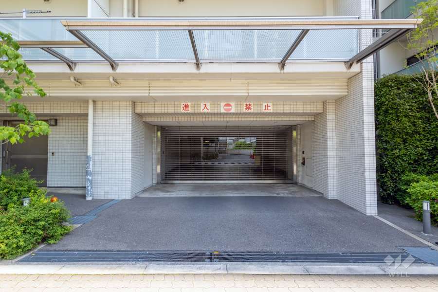 敷地内駐車場（屋内平面式）の出入り口（リングシャッター付き）