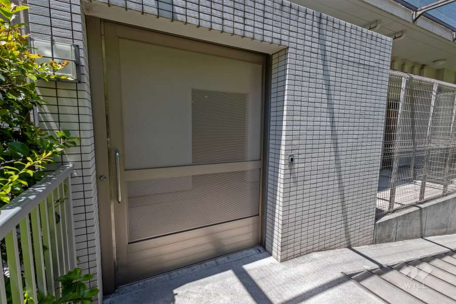 屋内に設けられた駐輪場の出入り口