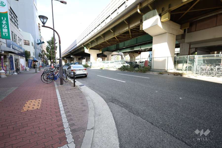 敷地東側の前面道路(南側から)