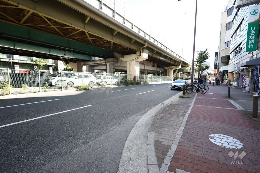 敷地東側の前面道路(北側から)