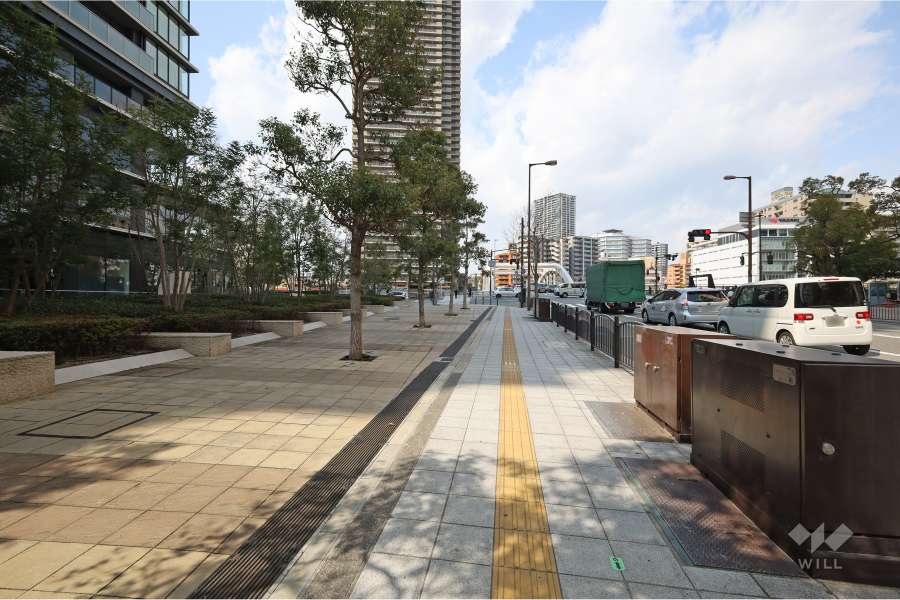 敷地北東側の前面道路（南東側から）