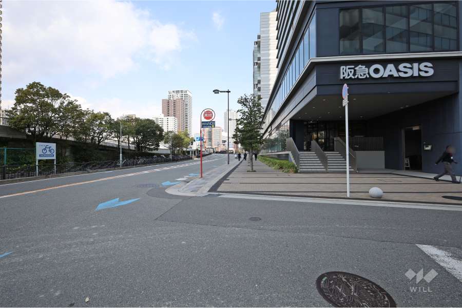 敷地北西側の前面道路（南西側から）