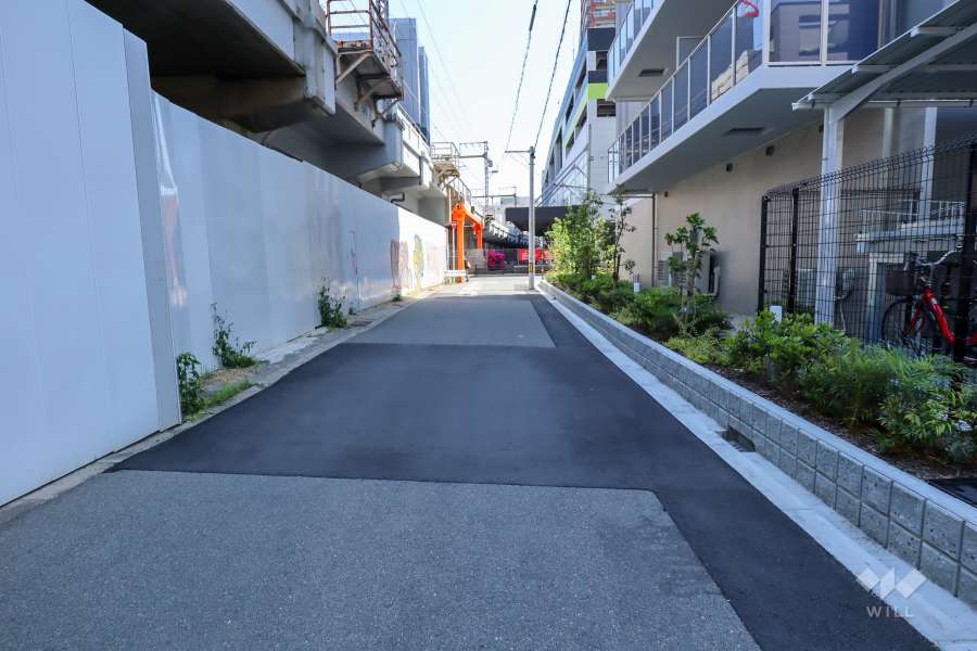 敷地東側の前面道路（北側から）