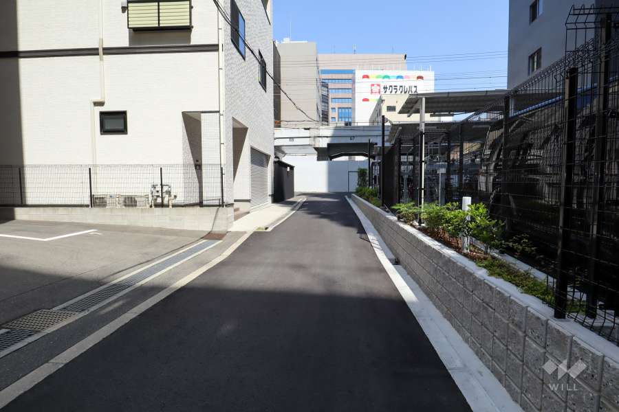 敷地北側の前面道路（西側から）