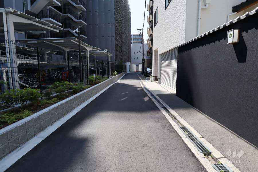 敷地北側の前面道路（東側から）