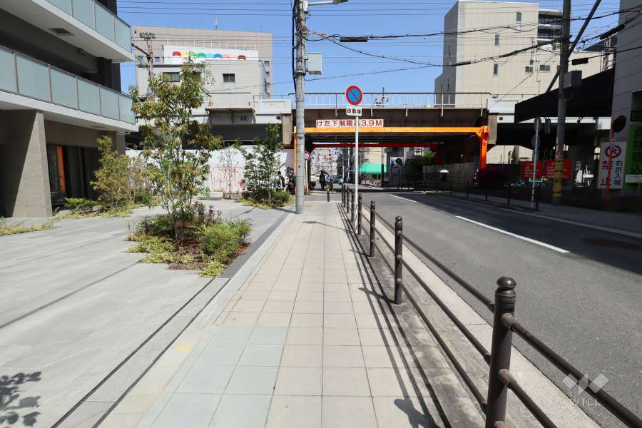 敷地南側の前面道路（西側から）