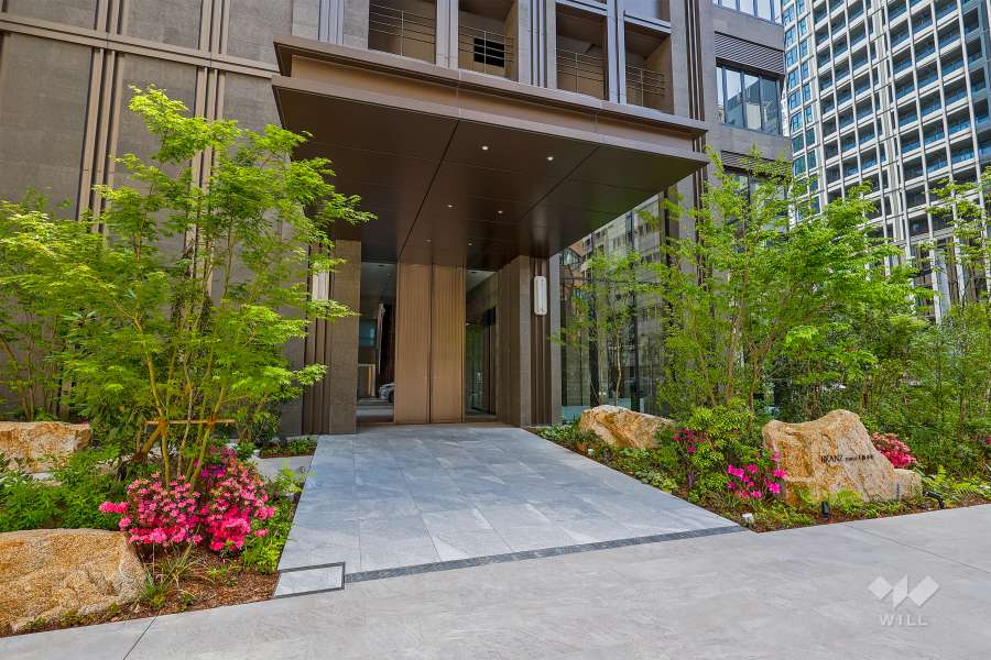 植栽の植えられた緑豊かなエントランス