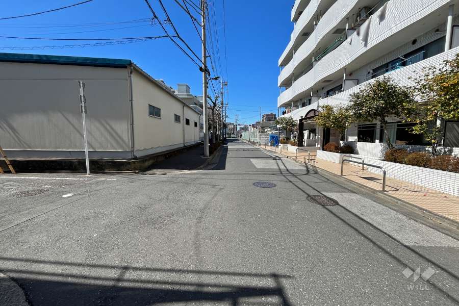 敷地南側の前面道路（東側から）