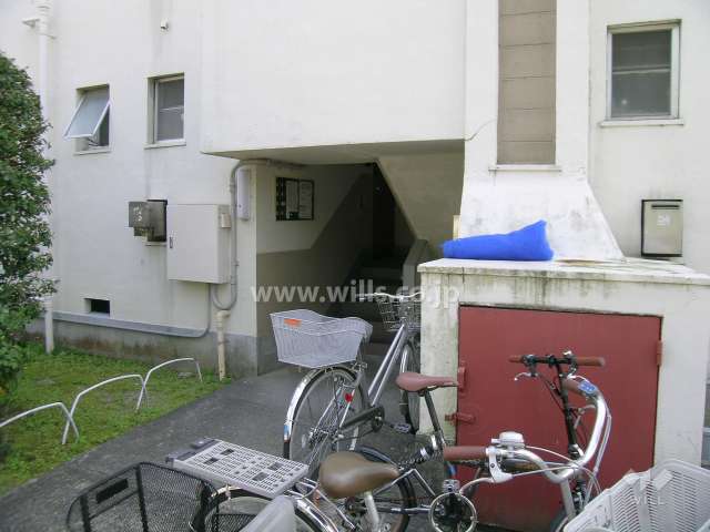 共用ポストのある階段入口