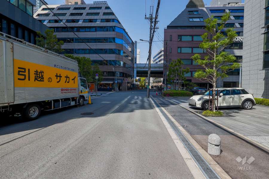 敷地南側の前面道路（西側から）