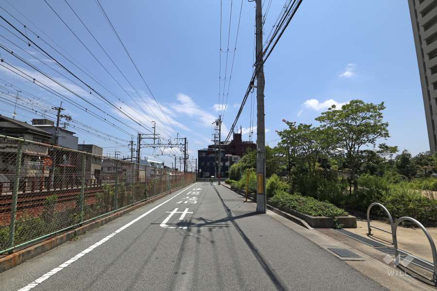 敷地北側の前面道路。道路を挟んで阪急神戸線が走っています。