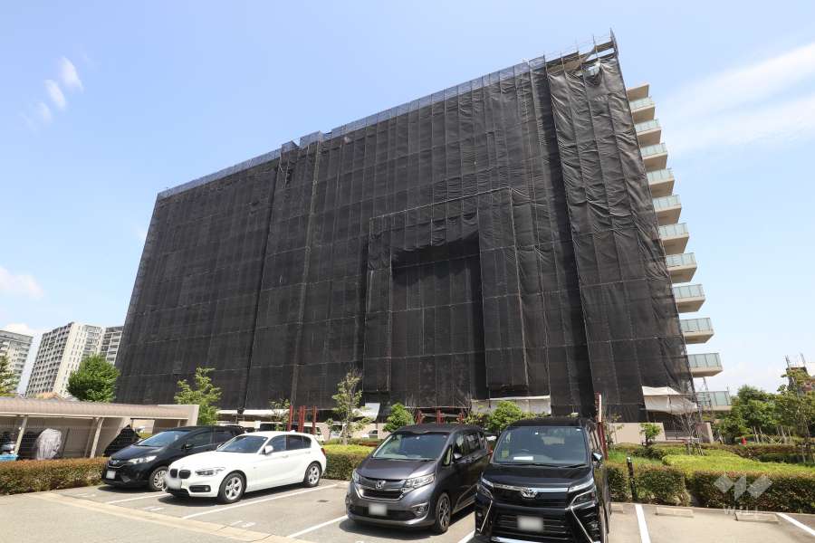 イニシア塚口（ノースフィールド・スクエアコート）の外観（南東側から）　2023年7月現在、大規模修繕工事中です。