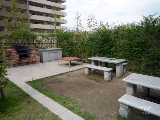 コンロとベンチが設置されたバーベキューガーデン