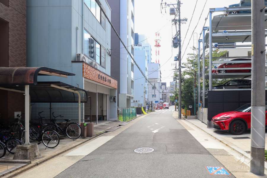 敷地南側の前面道路（東側から）