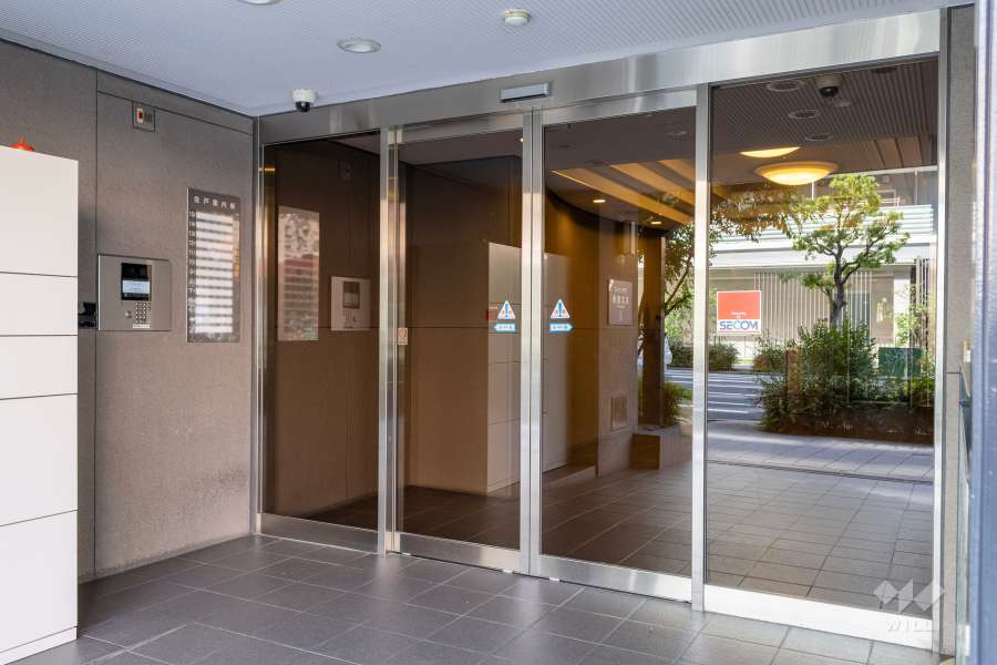 エントランスはオートロック付きです。