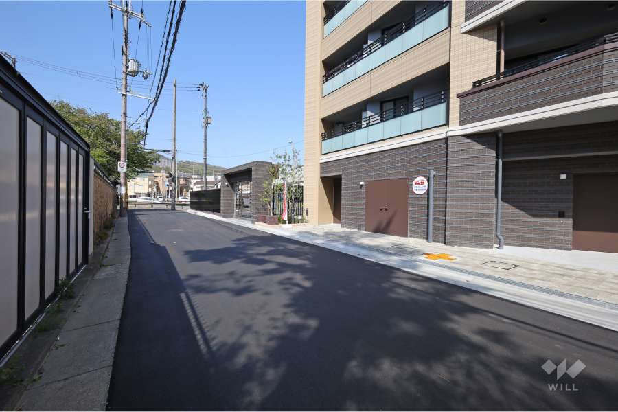 敷地西側の前面道路