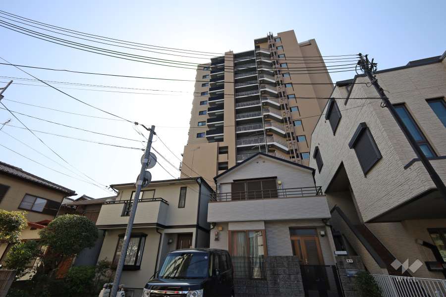 ユニハイムエクシア宝塚駅前の外観（東側から）