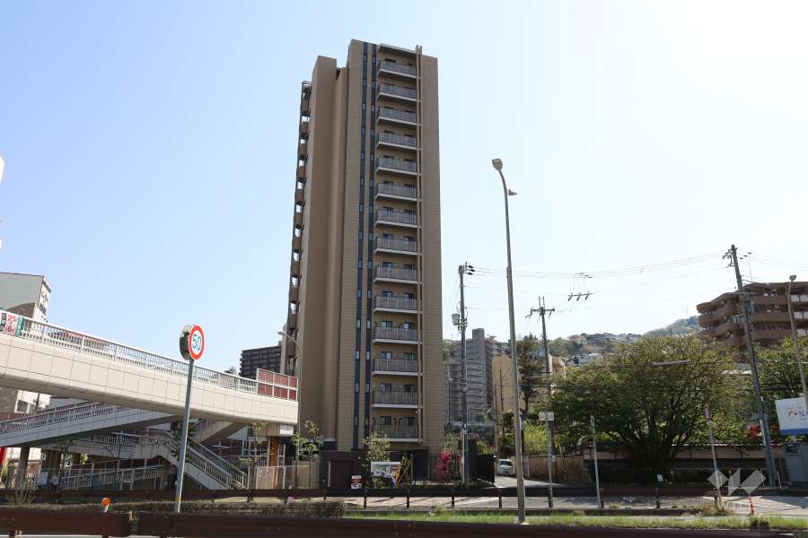 ユニハイムエクシア宝塚駅前の外観（北側から）