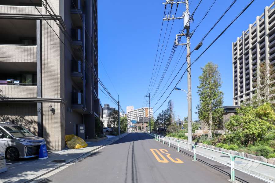 敷地北東側の前面道路(南東側から)