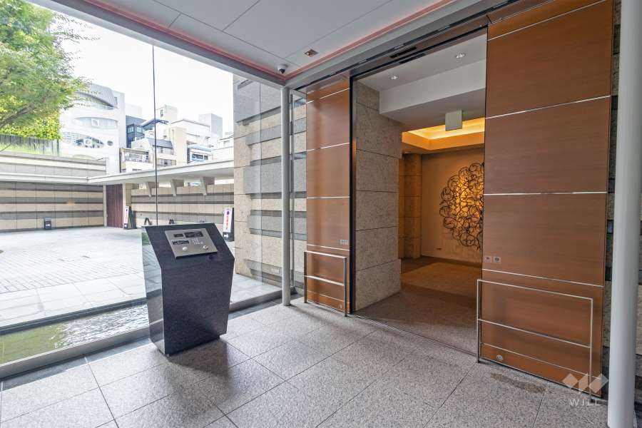 エントランスはオートロック付きです。