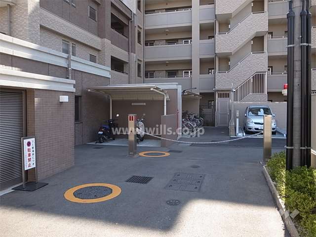 駐車場の出入り口にはロボットゲートが付いています。