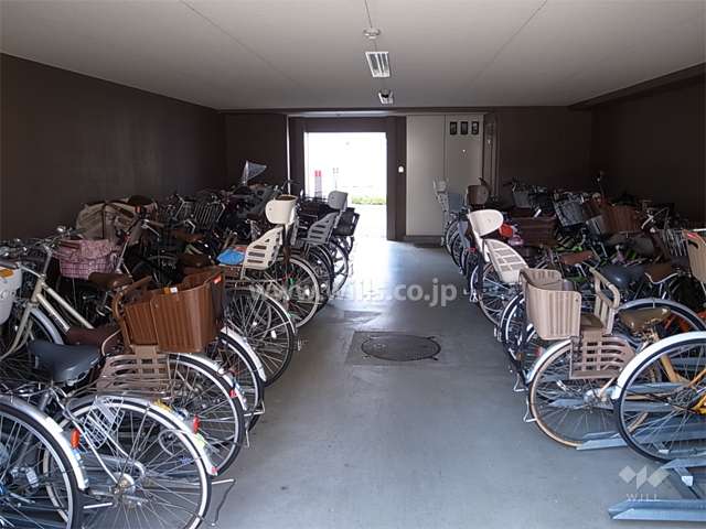駐輪場は屋内にあります。