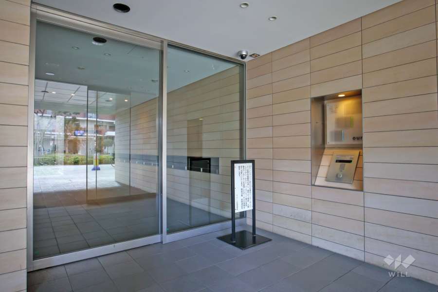 エントランスはオートロック付きです。（南側サブエントランス）