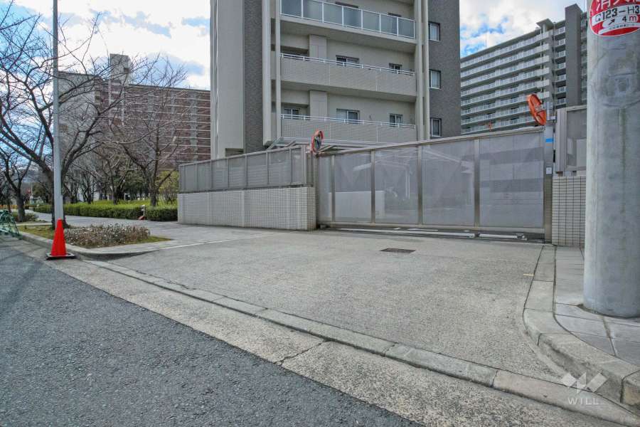 駐車場の出入口(ゲート付き）