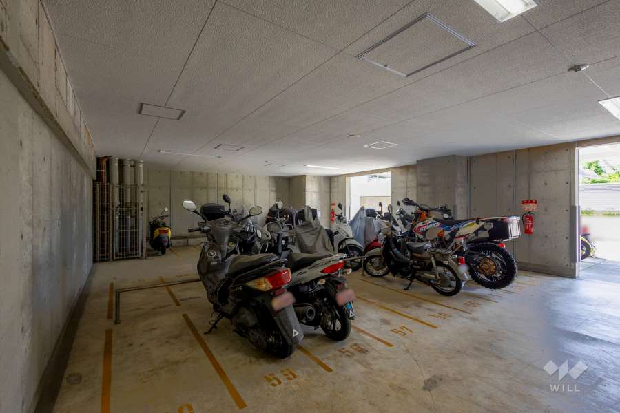 屋内に設けられたバイク置き場