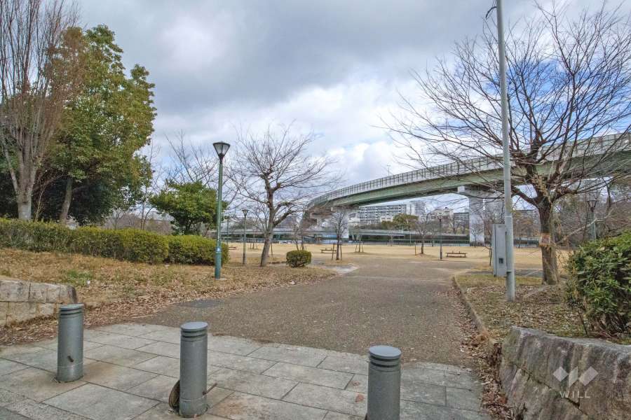 敷地東側にある大川沿いの公園
