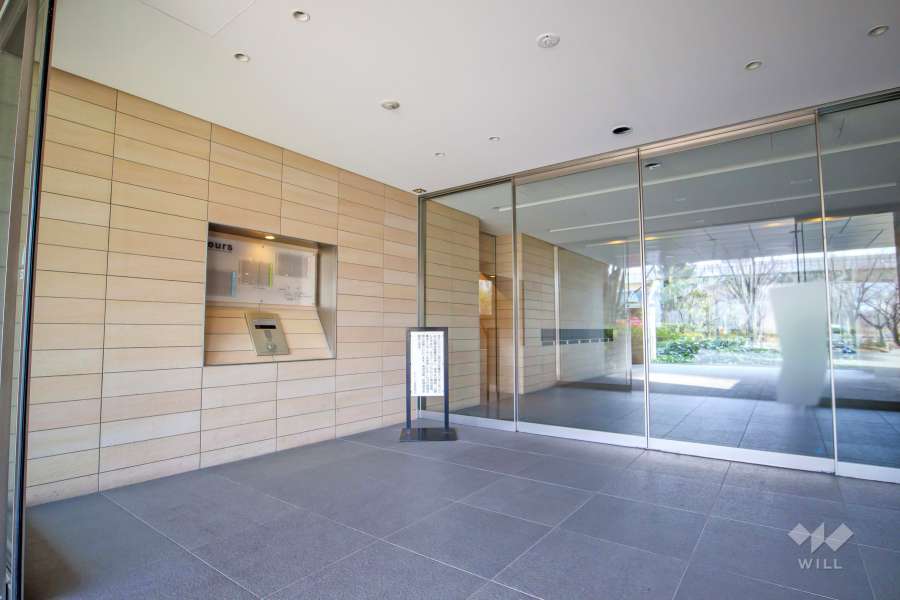 エントランスはオートロック付きです。（東側エントランス）