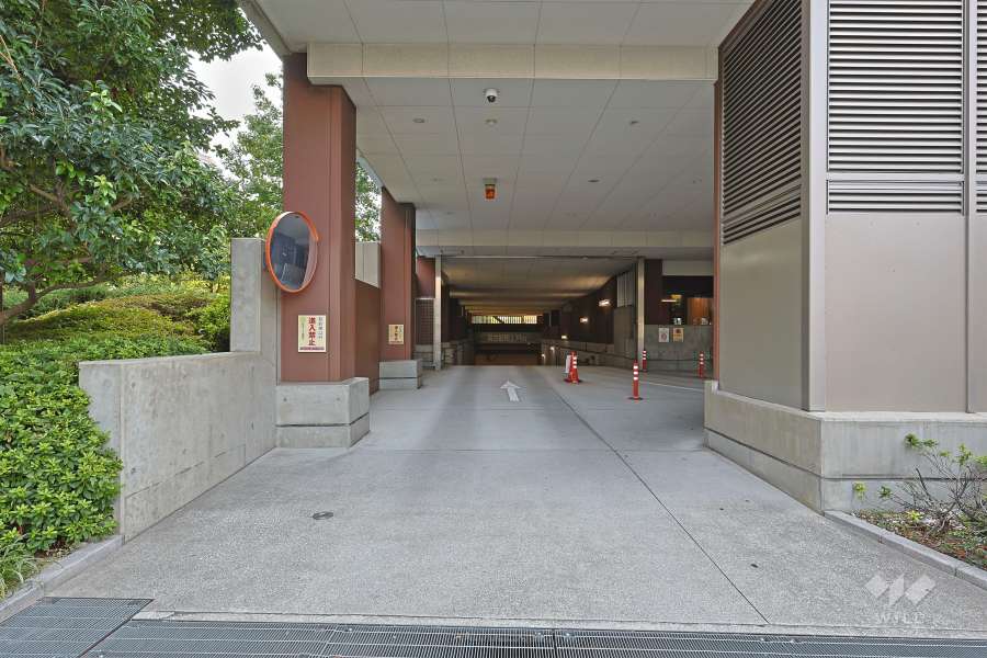 地階にある屋内駐車場の出入り口
