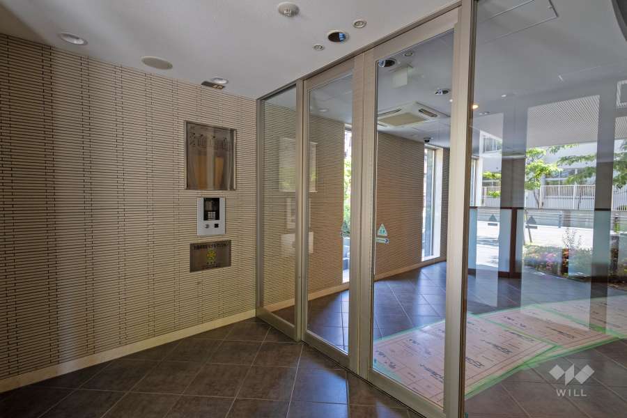 エントランスはオートロック付きです。