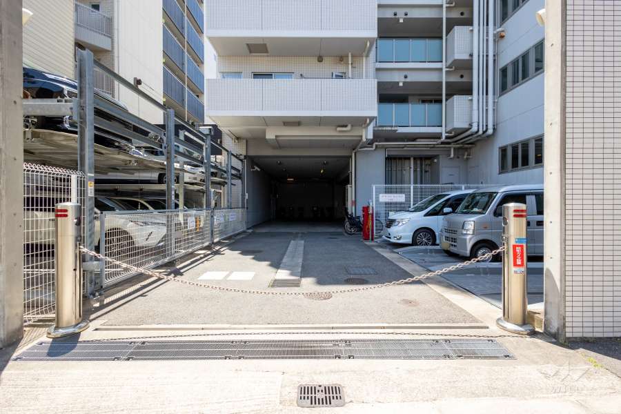 駐車場の出入り口（ロボットゲート付き）