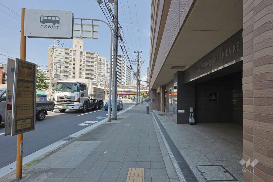 敷地西側の前面道路