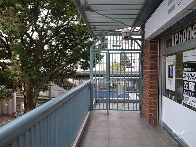 エントランスアプローチ（2階）　エントランスは1、2階にあります。