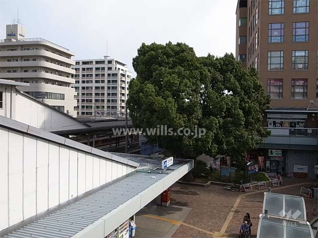 通路を挟んですぐ北側に駅があります。