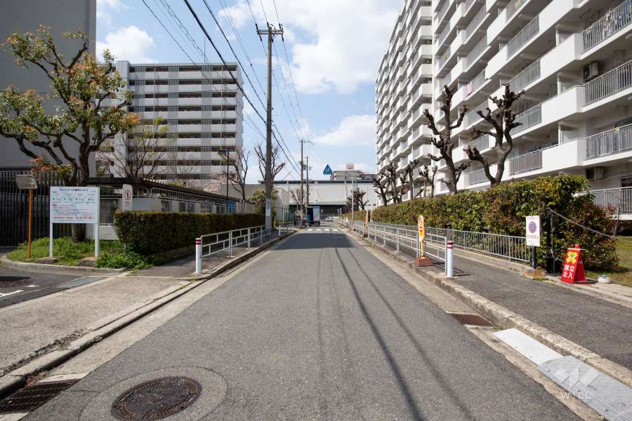 敷地北側の前面道路（東側から）