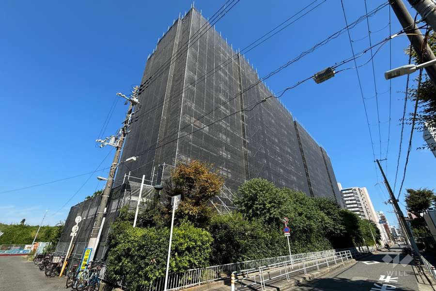 リバーサイドほんじょうの外観（南西側から）※2024年10月現在大規模修繕中