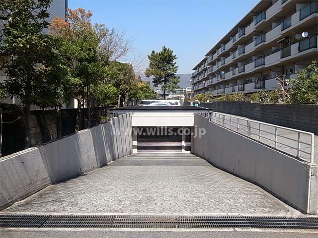 地階にある駐車場へのアプローチ（リングシャッター付き）