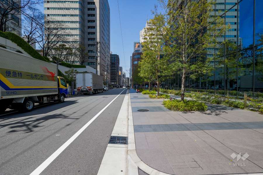 敷地南側の前面道路（東側から）