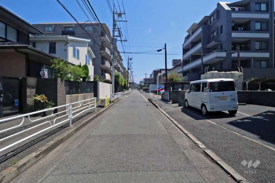 敷地南側の前面道路（西側から）