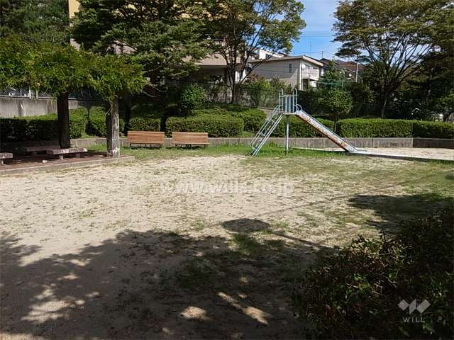 公園内には、遊具や藤棚などがあります。
