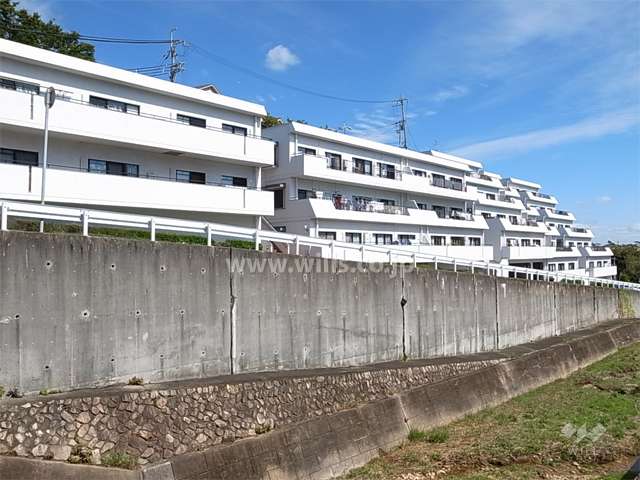 シャンティー逆瀬川の外観（南西側から）
