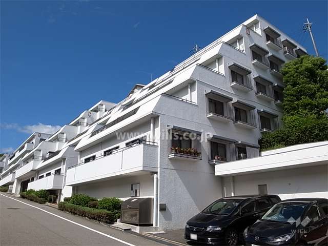 建物は斜面地にひな壇型に建てられています。