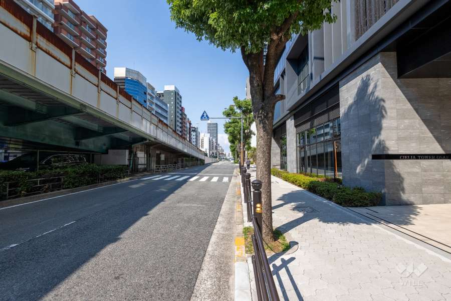 敷地西側の前面道路