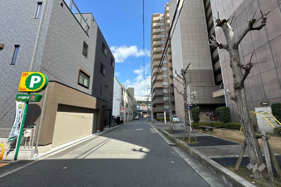敷地西側の前面道路